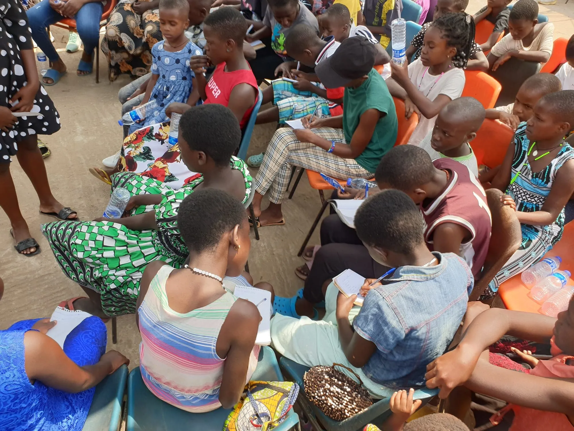 Children gathered for an Obuyisi bw'Omu Initiative school visit